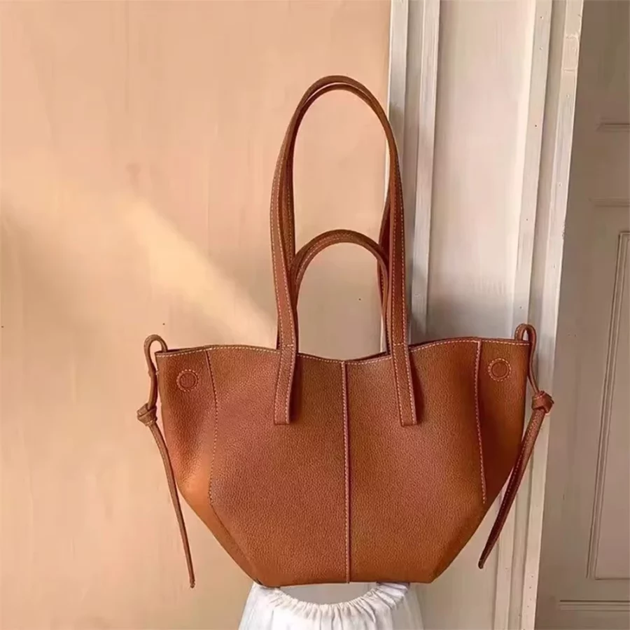Elegant brun bucketväska för dam. Minimalistisk design och tidlös look som passar alla tillfällen.