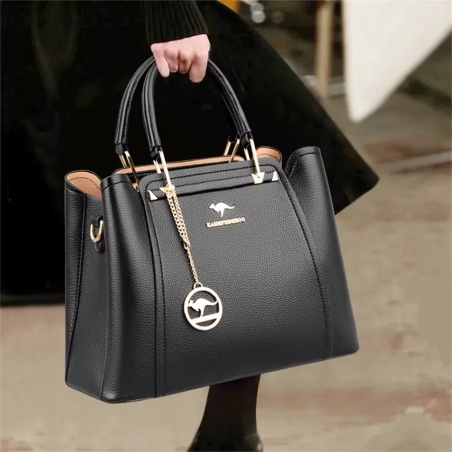 Svart handväska i PU-läder med exklusiv look. Funktionell design, slitstarkt material och perfekt för mode med komfort.