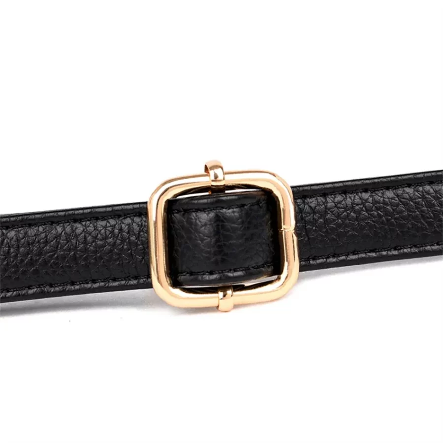 Svart damväska i PU-läder. Lyxig design med guldkedja och starka handtag. Perfekt accessoar för en elegant vardagsstil.