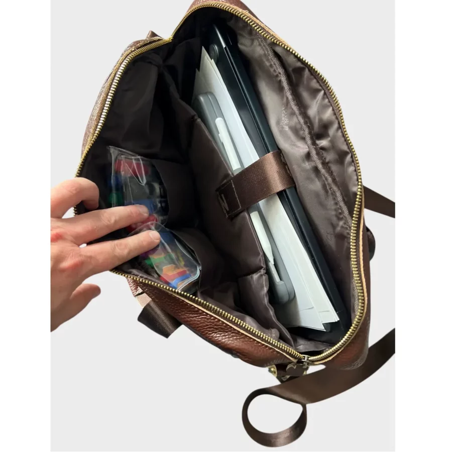 Invändig vy av brun laptopväska. Rymliga fack, säker rem och vadderat skydd för din laptop.