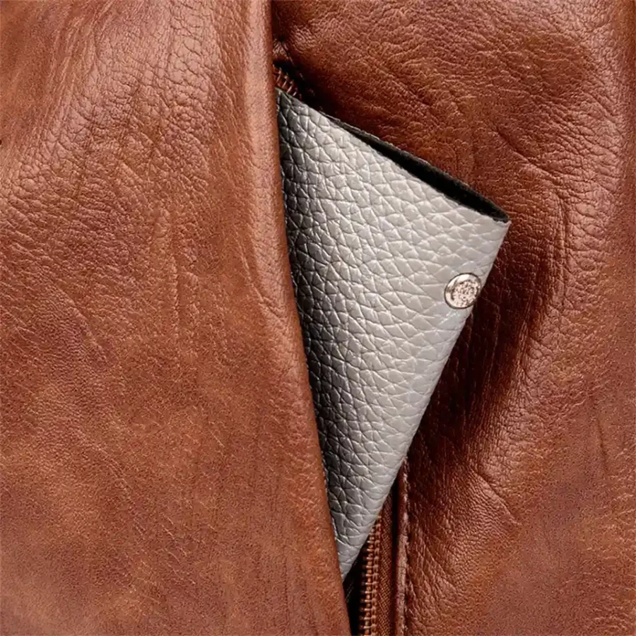 Brun handväska med dold ficka, perfekt för plånbok eller kort. Snygg och praktisk design som gör vardagen enklare.
