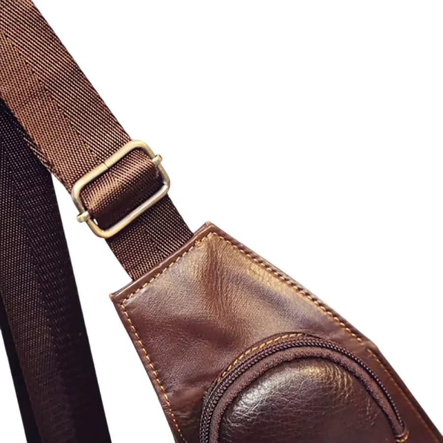 Brun axelremsväska herr i retrostil. Högkvalitativt PU-läder med starka sömmar. Elegant accessoar för både fritid och kontor.