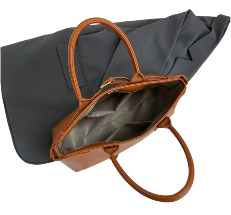 vintage-handvaska-for-dam-med-balte-13.webp Klassisk brun handväska för dam. Enkel men sofistikerad accessoar som kombinerar stil och funktion för både vardag och professionella miljöer.