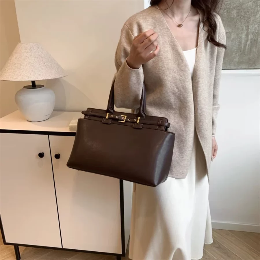 Klassisk brun damväska i elegant design. Rymlig nog för vardagens behov, samtidigt stilfull med detaljer i guld som framhäver din look.